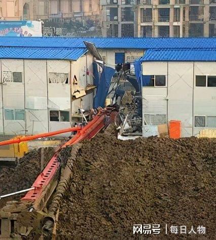 宁波亿万总裁父女被工地桩机砸中身亡 追悼会现场气氛沉重