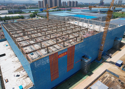 速度!鲨湾科技青岛超级工厂建设项目(一期)2#通用厂房提前封顶