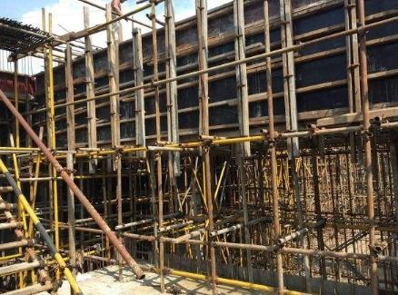 建筑施工中,模板工程中立柱间距应为多少